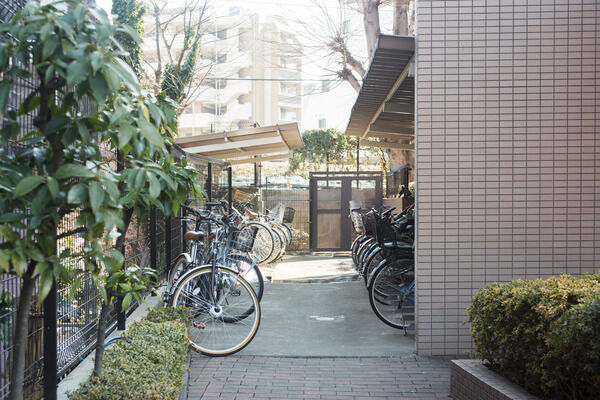 ゆとりある駐輪場は、低木を植栽しセキュリティを考慮したつくりになっています。