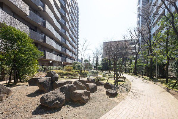 アプローチから落ち着いた雰囲気の石貼りのメインエントランスへ続きます。		 アプローチから落ち着いた雰囲気の石貼りのメインエントランスへ続きます。