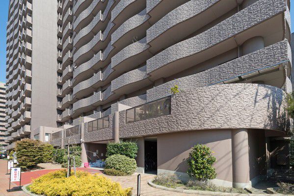 敷地内には緑の木々や四季折々の花々を配し、緑豊かな環境です。		 敷地内には緑の木々や四季折々の花々を配し、緑豊かな環境です。