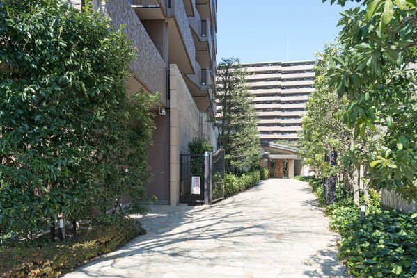 石貼りの歩行者専用のウェルカムアプローチです。		 石貼りの歩行者専用のウェルカムアプローチです。