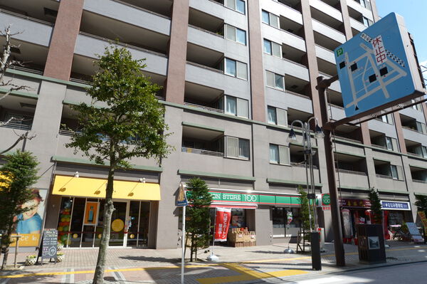 【藤沢パークホームズブロードマーク】1階部分には、コンビニエンスストアなどがあります。