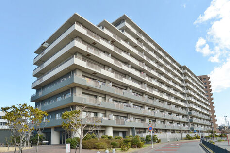 「藤沢パーク・ホームズ」の外観。グリーン系とホワイト系のツートンカラーが特徴。 「藤沢パーク・ホームズ」の外観。グリーン系とホワイト系のツートンカラーが特徴。