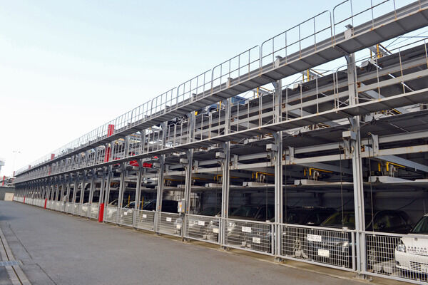 165台収容の駐車場を敷地内に設置。