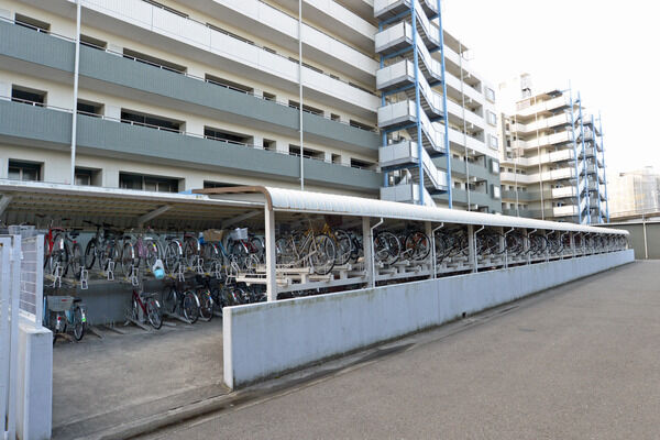 330台収容の駐輪場を敷地内に設置。
