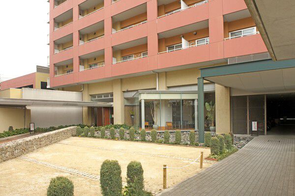 エントランス前にはグリーンが配され、憩いのウードを演出。		 エントランス前にはグリーンが配され、憩いのウードを演出。