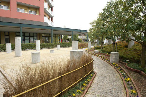 敷地内には多彩な憩いのスペースや、散歩できる小道を設けています。		 敷地内には多彩な憩いのスペースや、散歩できる小道を設けています。