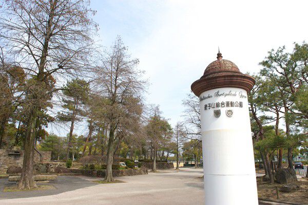 「皇子山総合運動公園」は、約320m(徒歩4分)。	 「皇子山総合運動公園」は、約320m(徒歩4分)。