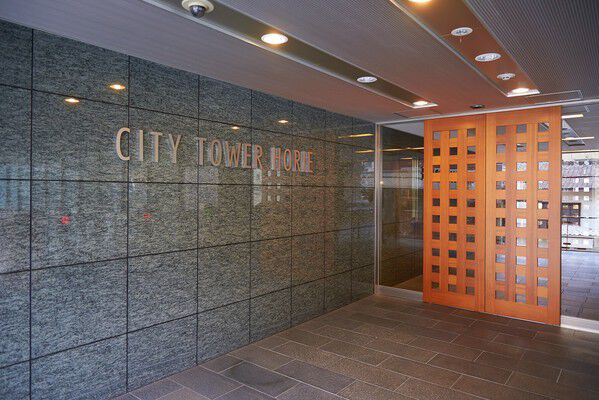 一歩足を踏み入れると、約100帖のゆったりとした迎賓空間が広がります。		