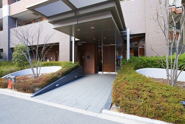 敷地内に配した植栽は都心の日々を優雅に彩ります。