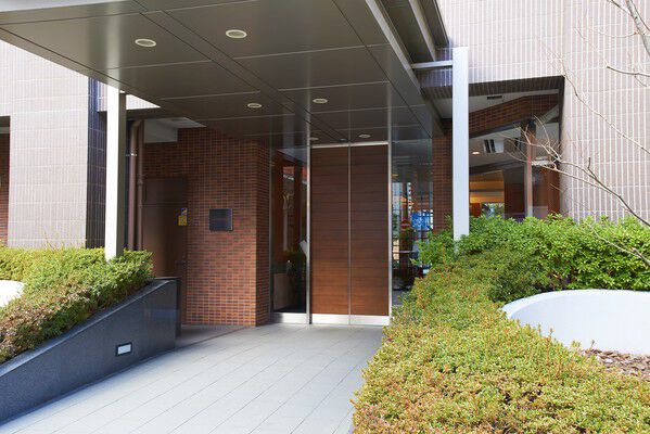 美しい木立を左右に配したエントランスアプローチ。