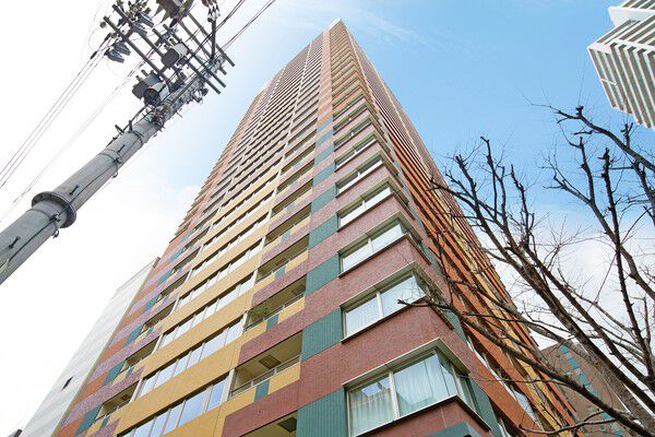 【サンクタスタワー心斎橋ミラノグランデ】道行く人に鮮やかなインプレッションをもたらすアーティスティックな景観。		 【サンクタスタワー心斎橋ミラノグランデ】道行く人に鮮やかなインプレッションをもたらすアーティスティックな景観。