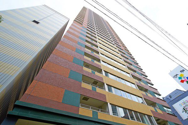 【サンクタスタワー心斎橋ミラノグランデ】色彩感のある磁器質タイルが美しく貼付されています。		 【サンクタスタワー心斎橋ミラノグランデ】色彩感のある磁器質タイルが美しく貼付されています。