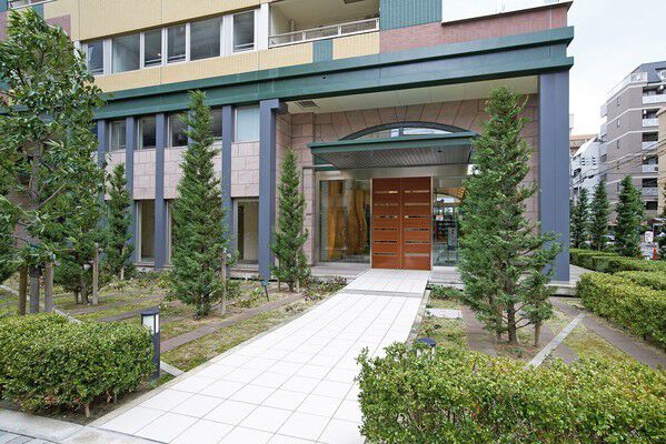 心斎橋の街にミラノの風が吹き抜ける優雅なアプローチ。		