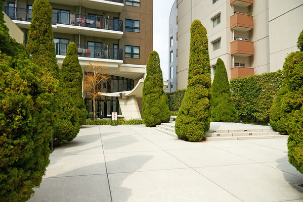 安全性に配慮した、歩車分離のアプローチ。		 安全性に配慮した、歩車分離のアプローチ。