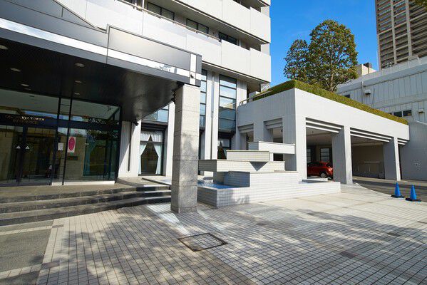 コンクリートと緑が調和したアプローチ。 コンクリートと緑が調和したアプローチ。