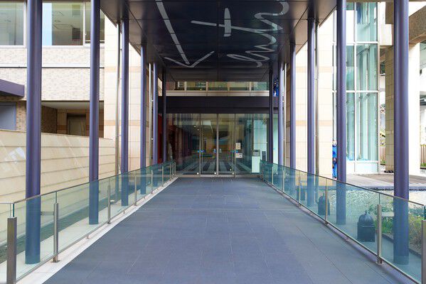 ホテルを思わせるアプローチが毎日に華やぎを加えます。 ホテルを思わせるアプローチが毎日に華やぎを加えます。