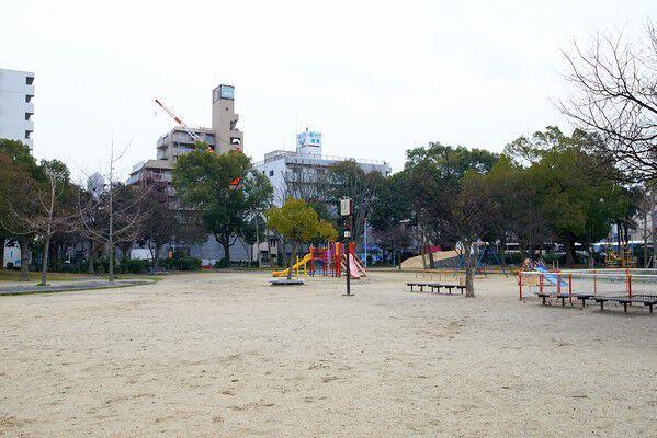 緑あふれる「磯路中央公園」まで約450m(徒歩6分)です。 緑あふれる「磯路中央公園」まで約450m(徒歩6分)です。