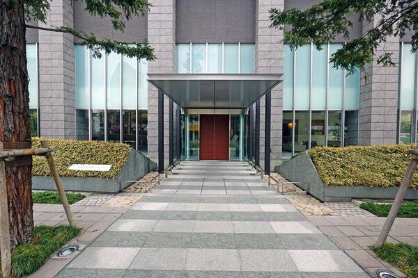 2種類の御影石が描くアプローチは、住まう方を凛としてお迎えします。		