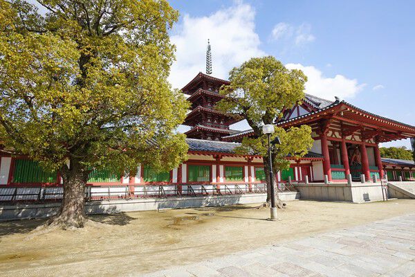 日本仏法最初の官寺。由緒ある「四天王寺」まで約770m（徒歩10分）。		