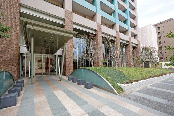 タワー周囲にはラウンド状に盛り上げて視線をマスキングする築由を設けています。		