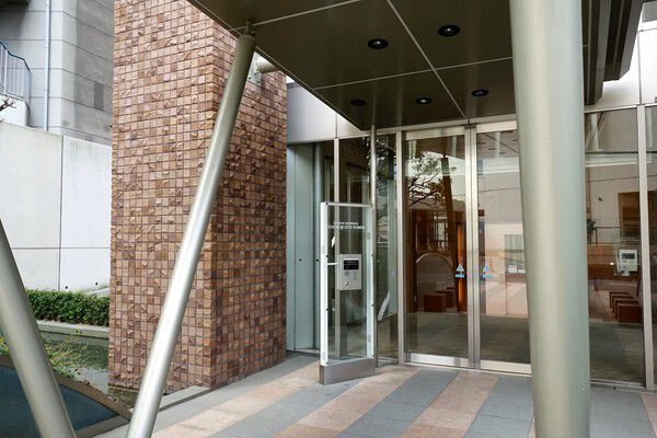 夜間には光の壁が足元を幻想的に照らし家路を急ぐ心を優しく包み込みます。		