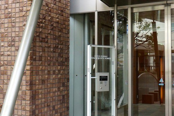 エントランスの先には約7mの吹抜空間。格調高く印象深いグランドロビーです。		