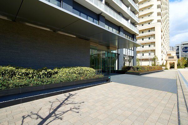 落ち着いたたたずまいにまとめられたアプローチ。 落ち着いたたたずまいにまとめられたアプローチ。