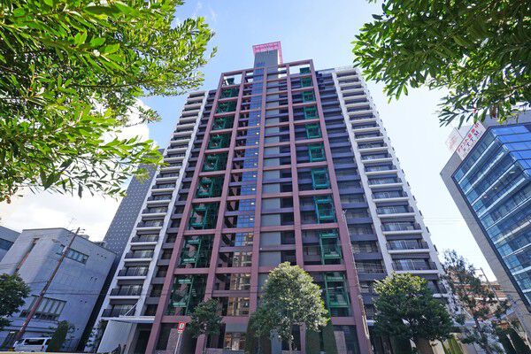 【パークスクエア大今里】建物を大きく開口させたことで、光に包まれた開放的で落ち着いた印象に。		