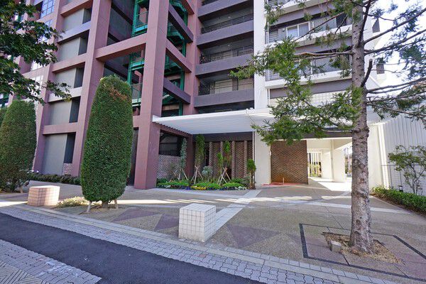 公開空地には自然の風合いを生かした素材を取り入れたことで温かみを感じさせます。