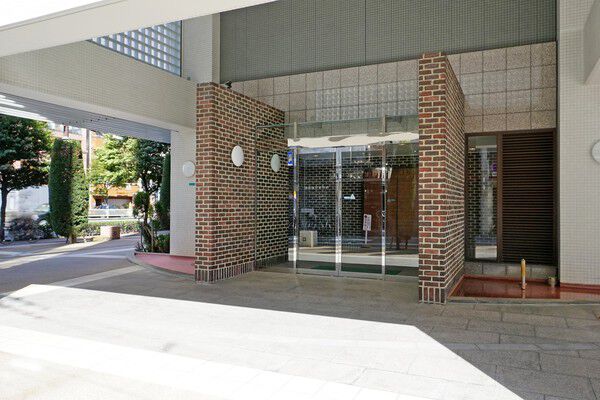 ニューヨークのソーホーをモチーフにデザインされたエントランスがお迎えします。	