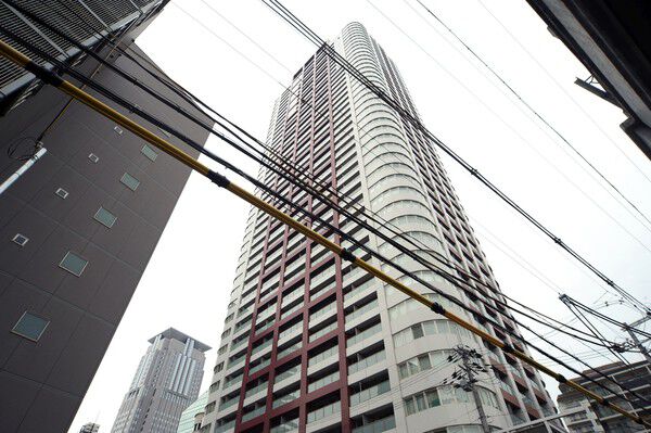 【ザ梅田タワー】ホワイトを基調に、ダークレットのグリッド（格子）が特徴です。