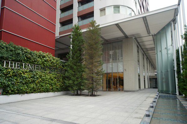 2層吹き抜けのスタイリッシュなグランドエントランスが来る人を迎えます。	 2層吹き抜けのスタイリッシュなグランドエントランスが来る人を迎えます。
