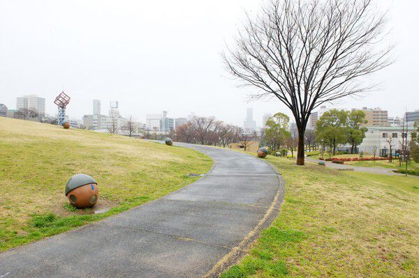 大型遊具が子供たちに人気の「扇町公園」まで約1,100m(徒歩14分)。		 大型遊具が子供たちに人気の「扇町公園」まで約1,100m(徒歩14分)。