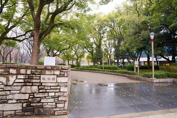 桜やバラの名所として知られる「靱公園」まで約1,100m（徒歩14分）。		