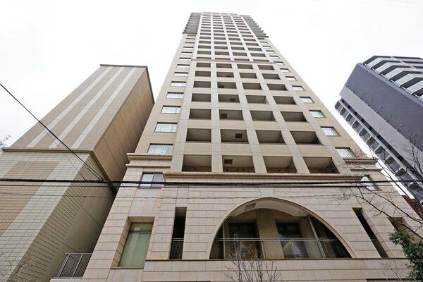 【グランドメゾン大手前タワー】基壇部の円形フォルムや中高層階のマリオンなど、クラシカルな意匠デザインを追求。		
