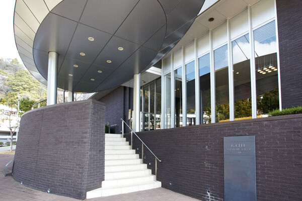 近代的なフォルムのルーフが印象的なアプローチ。		