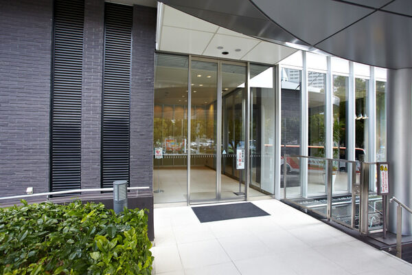 優美なファサードに相応しい、透明な清潔感溢れるエントランス。		