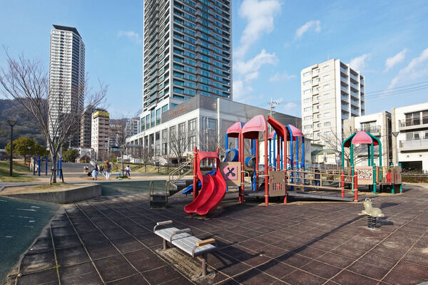 河川沿いの「生田川公園」約800m（徒歩10分）。		