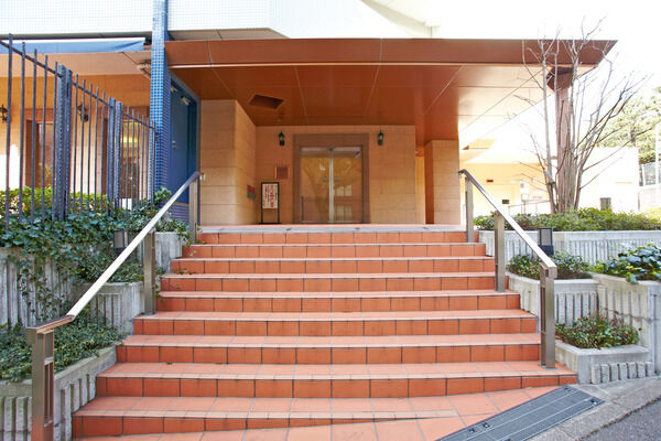 温かみのあるアースカラーのエントランスアプローチ。		