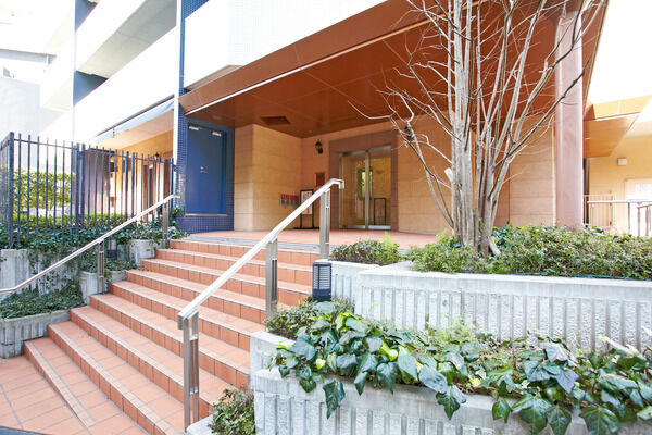 敷地内に配された植栽が季節の移ろいを感じさせてくれます。		