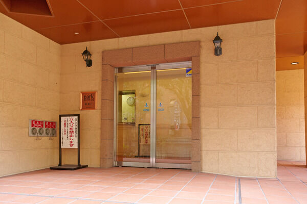 テラコッタのタイルとライムストーン調の壁がレトロモダンな雰囲気を醸し出す。		