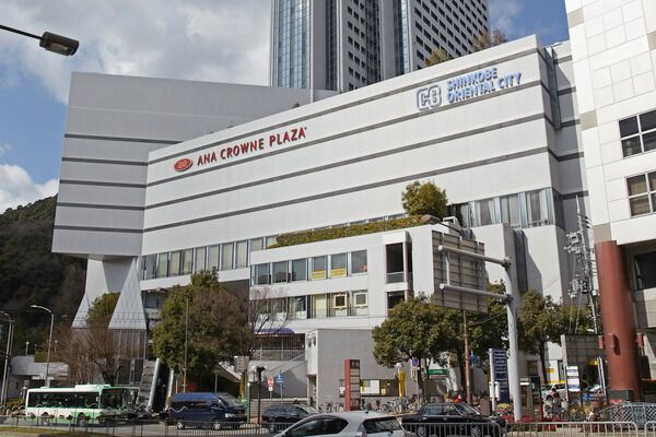 大型複合施設「新神戸オリエンタルシティ」約180m（徒歩3分）。