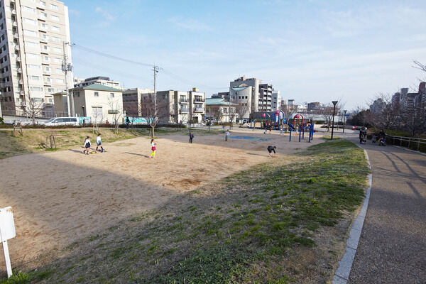 花が咲く季節は夜間のライトアップが美しい「生田川公園」約80m（徒歩1分）。