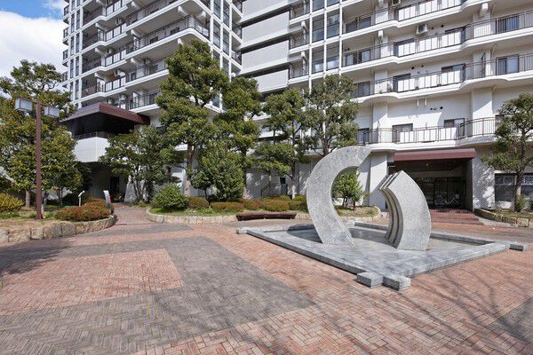 敷地に設置された広いスペースをとった憩いの広場。