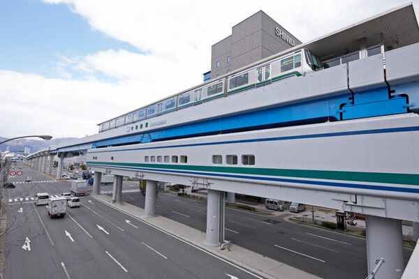 神戸新交通「中埠頭」駅まで約240m（徒歩3分）。		