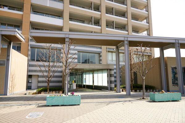 エントランスは重厚感ある自然石とガラスを用い、開放感を演出。		