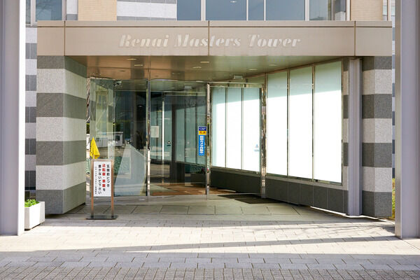 入口を入るとモダンな吹抜のエントランスホールが広がっています。		