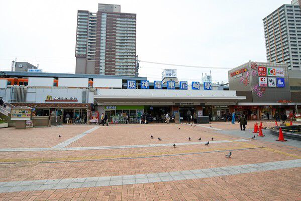 東海道本線「尼崎」駅は約80m（徒歩1分）。