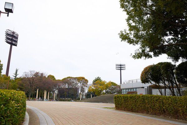 「尼崎市記念公園」は約990m（徒歩13分）。		