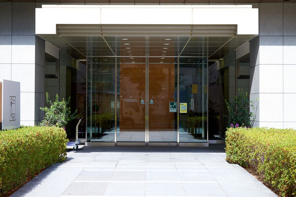 大きな庇に守られ、安心感のあるエントランス。		